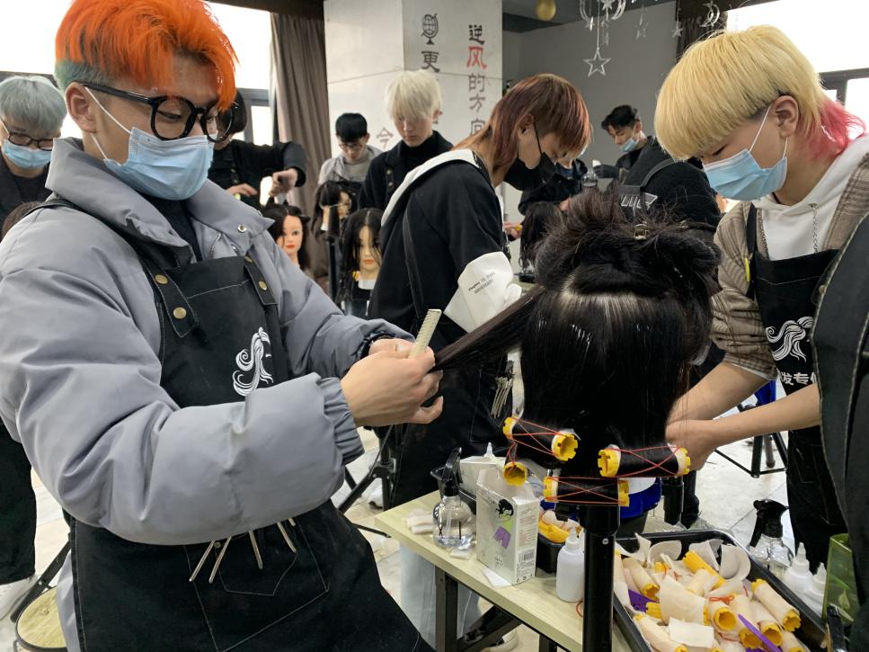 巫溪招发型师工资5000起!