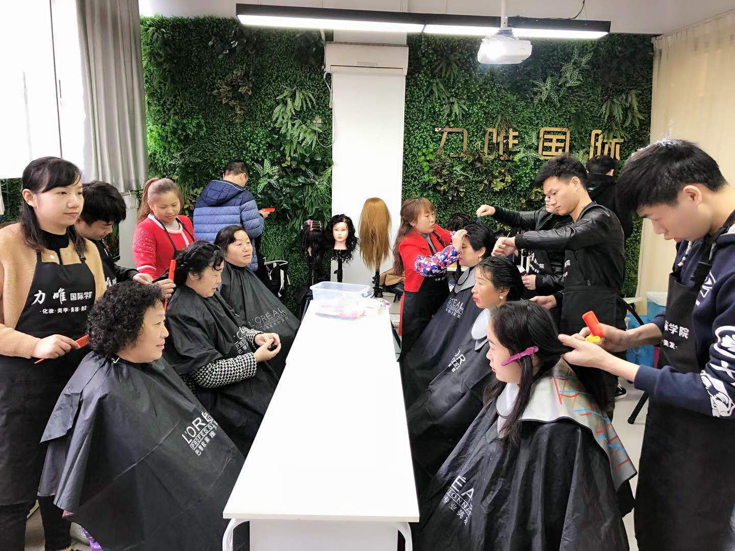 插花艺术进社区花香四溢幸福来