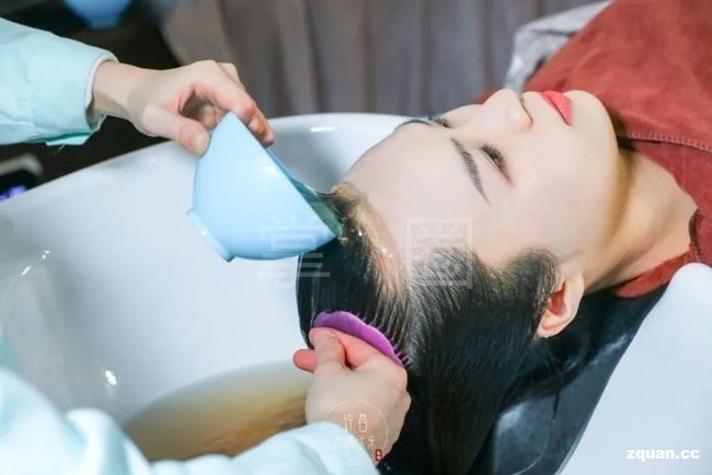 美发店的转型之路:从剪发到养发的华丽转身(图1)