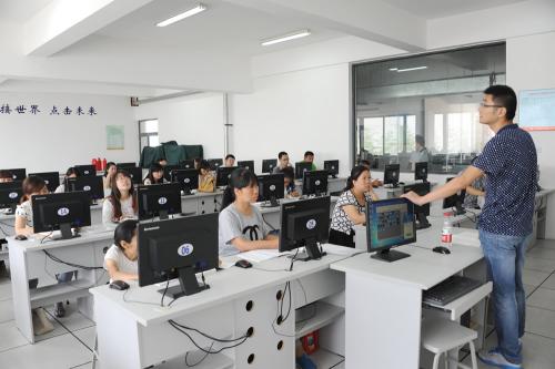 学会英语就进入了“高等阶层”——这就是“自我矮化”的意识形态!(图1)
