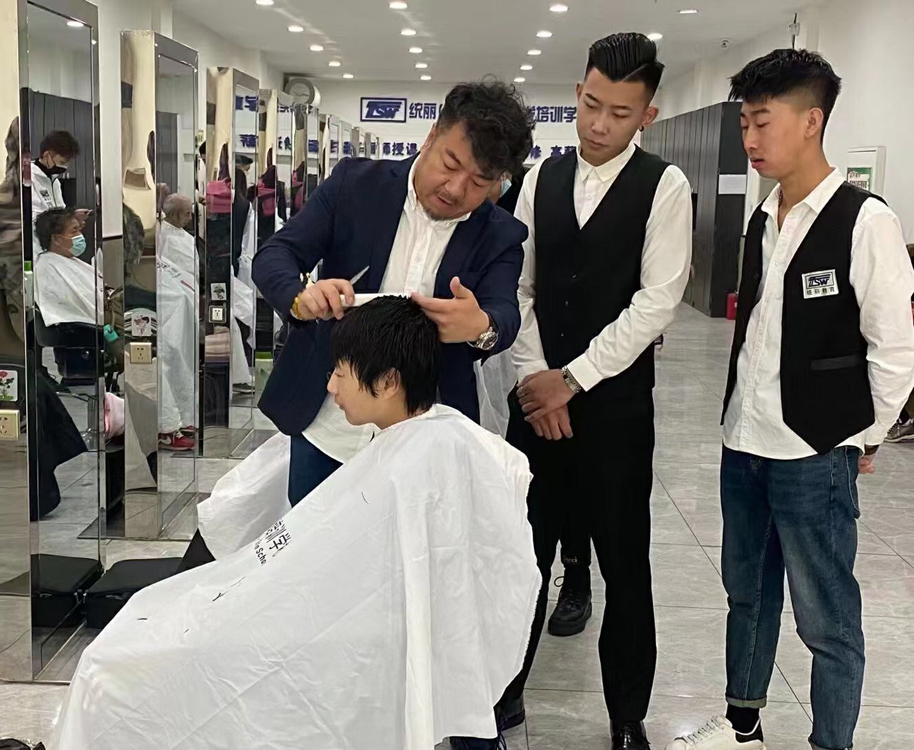 发型师岗位职责要求发型师是做什么的-无忧职场百科(图1)